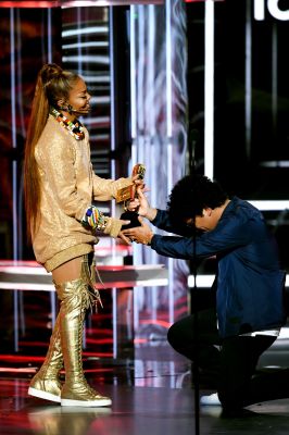 jj_2018BBMAS_BillboardAwards_HQ_JanetJackson_IconAward_1.jpg