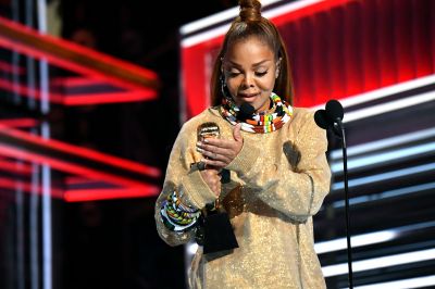 jj_2018BBMAS_BillboardAwards_HQ_JanetJackson_IconAward_15.jpg