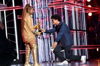 jj_2018BBMAS_BillboardAwards_HQ_JanetJackson_IconAward_17.jpg