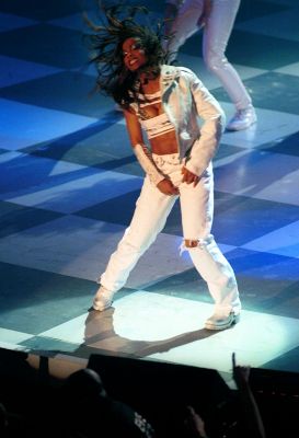 2001_MTVicon_live_038.jpg