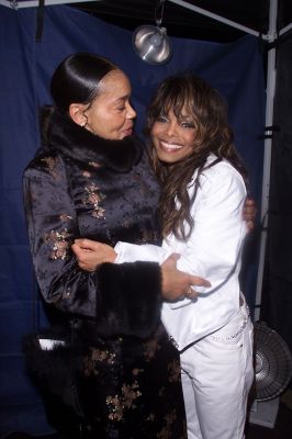 2001_MTVicon_live_backstage_01.jpg