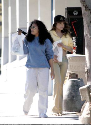 Shopping_In_Malibu_Mar08_2003_28129.jpg