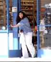 Shopping_In_Malibu_Mar08_2003_28329.jpg
