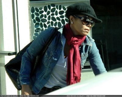 Beverly_Hills_Candids_Dec_24_2006_28229.jpg
