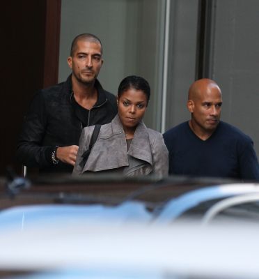 Sep17_2010_Janet_Jackson_is_pictured_leaving_an_art_gallery2.jpg