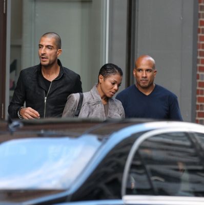 Sep17_2010_Janet_Jackson_is_pictured_leaving_an_art_gallery4.jpg