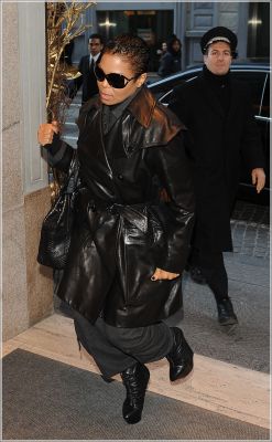 Janet_Jackson_Shops_In_Milan_Italy28329.jpg