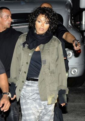 Janet_Jackson_Leaves_Her_Show_at_The_Intimate_Fillmore_Miami_Beach_December_5_2011.jpg