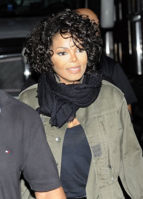 Janet_Jackson_Leaves_Her_Show_at_The_Intimate_Fillmore_Miami_Beach_December_5_2011_2.jpg