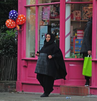 jj_pregnant_shopping_london16__282229.jpg
