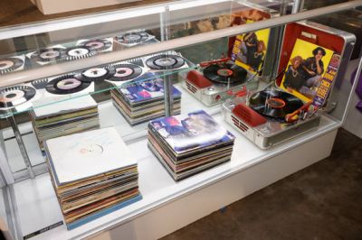 jj_juliensauctions_beverlyhills_gallery_opening_2021_283729.jpg