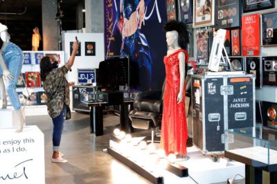 jj_juliensauctions_beverlyhills_gallery_opening_2021_289329.jpg