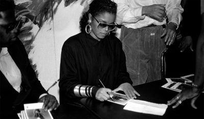 jj_JanetSignignEvent1986_28529.jpg