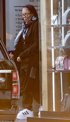 jj_posh-pawnbrokers_london_2022_28229.jpg