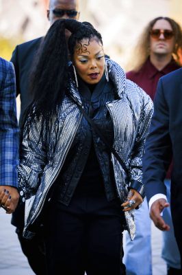 jj_arrivingLVShow_PFW_28429.jpg