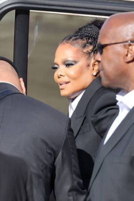 jj_leavingMcQueenShow_london2022_281429.jpg