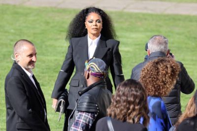 jj_leavingMcQueenShow_london2022_281729.jpg