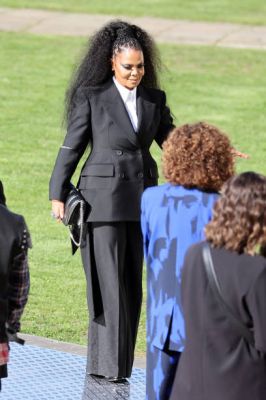 jj_leavingMcQueenShow_london2022_281829.jpg
