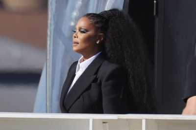 jj_leavingMcQueenShow_london2022_282329.jpg