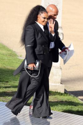jj_leavingMcQueenShow_london2022_28429.jpg