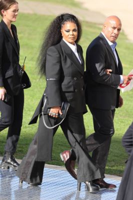 jj_leavingMcQueenShow_london2022_28529.jpg