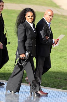 jj_leavingMcQueenShow_london2022_28629.jpg