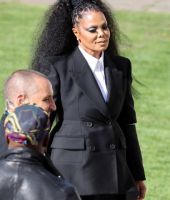 jj_leavingMcQueenShow_london2022_282029.jpg