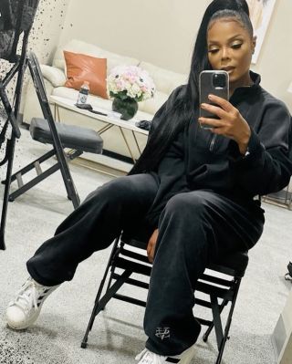 jj_TourBackstageShoots_28729.jpg