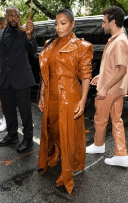 jj_NYFW_Arrivals_Siriano_23_281229.jpg
