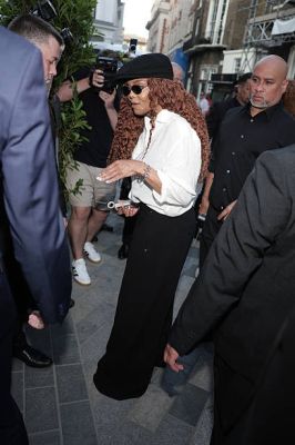 jj_LeavingRHGallery_Jun2600001.jpg