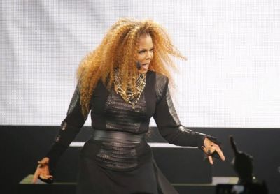 2015_11_janetjacksonliveelz1.jpg