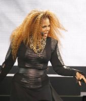 2015_11_janetjacksonliveelz1.jpg