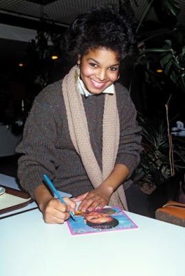 1982_JanetJacksonAlbumSigning_2.jpg