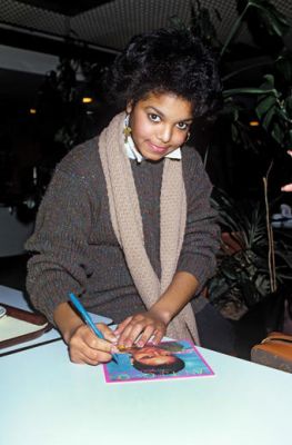 1982_JanetJacksonAlbumSigning_3.jpg