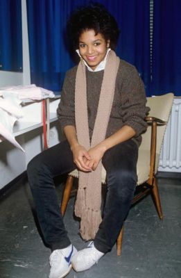1982_JanetJacksonAlbumSigning_4.jpg