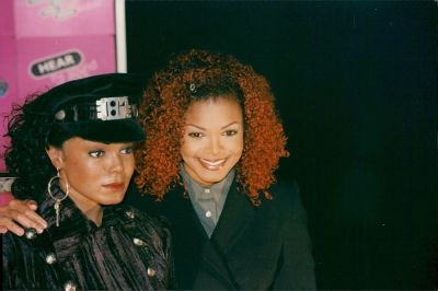 Janet_Jackson_Presented_With_Wax_Figure_At_Madame_Tussaud281129.jpg
