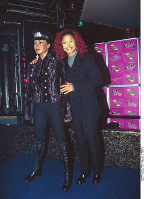 Janet_Jackson_Presented_With_Wax_Figure_At_Madame_Tussaud28729.jpg