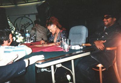 1997_TVR_signing_VirginMegastore_018.jpg