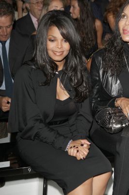 2009_MilanFashionWeek_VERSACE-03.jpg
