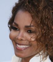 2013_amfAR_carpet_017.jpg